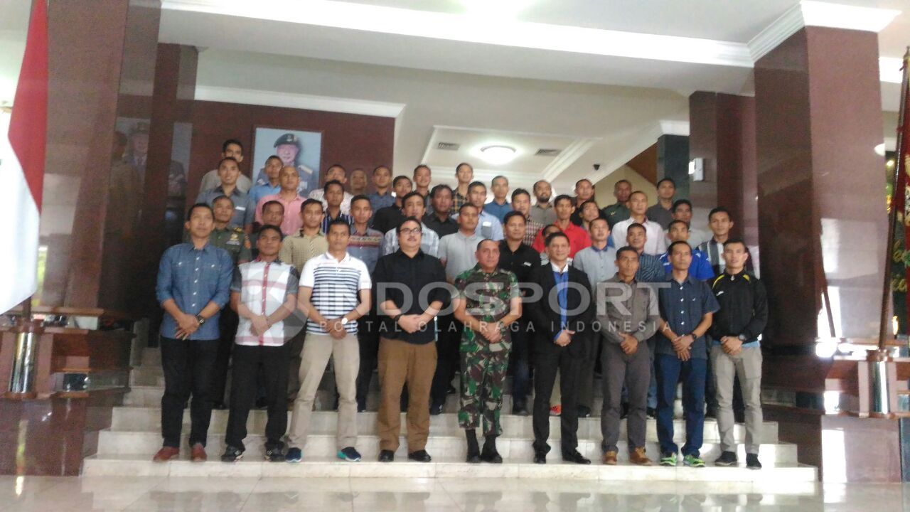 40 wasit yang akan memimpin laga Piala Presiden 2017 diambil sumpah oleh Ketum PSSI. Copyright: &copy; Zainal Hasan/Indosport
